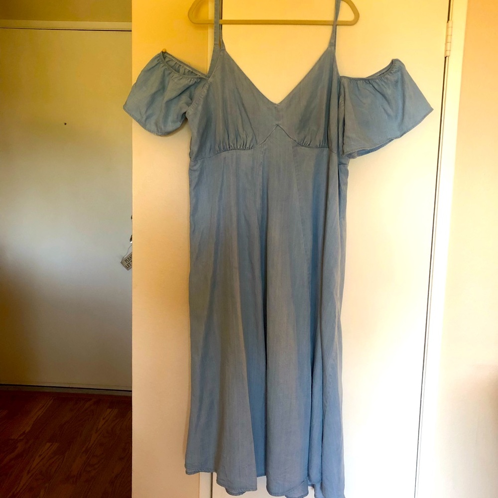 Chambray cold-shoulder maxi 20W